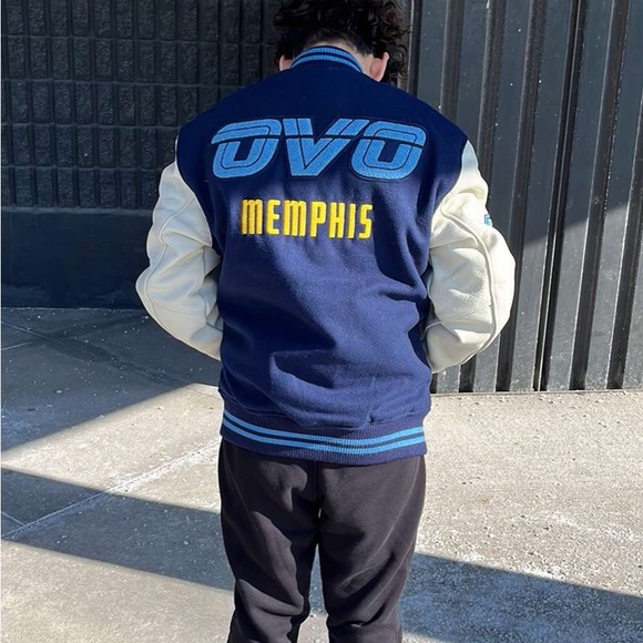 Brand new only worn for photos size medium still have receipt - Picture 3 of 4